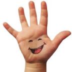 Con los dedos de la mano